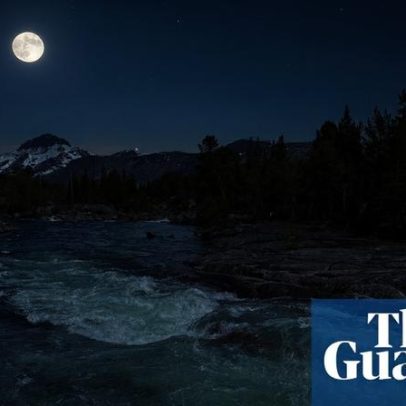 Viagem solo ao topo da Noruega sob o sol da meia-noite