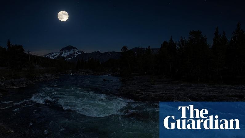 Viagem solo ao topo da Noruega sob o sol da meia-noite