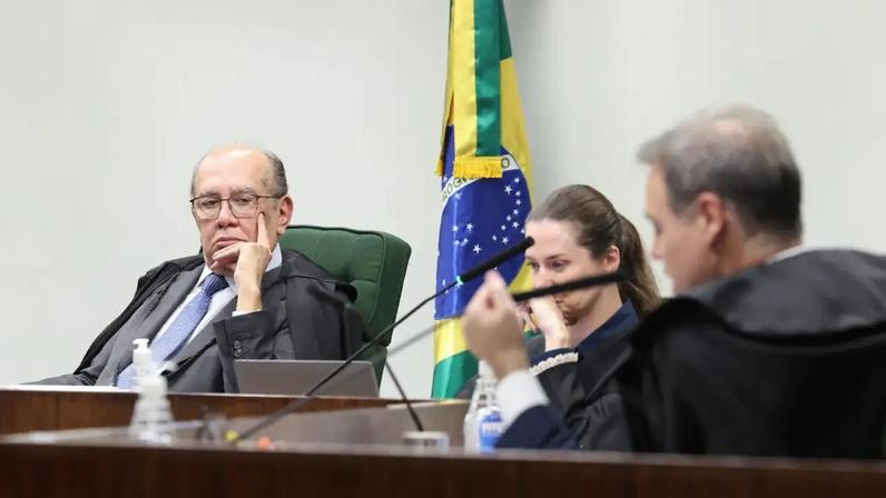 O ministro Gilmar Mendes observa fala de André Mendonça durante sessão (Luiz Silveira/STF)
