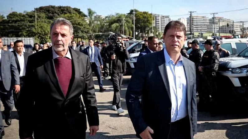 Governador Tarcísio de Freitas (à dir.) ao lado do secretário de Segurança Púbica, Osvaldo Nico Gonçalves