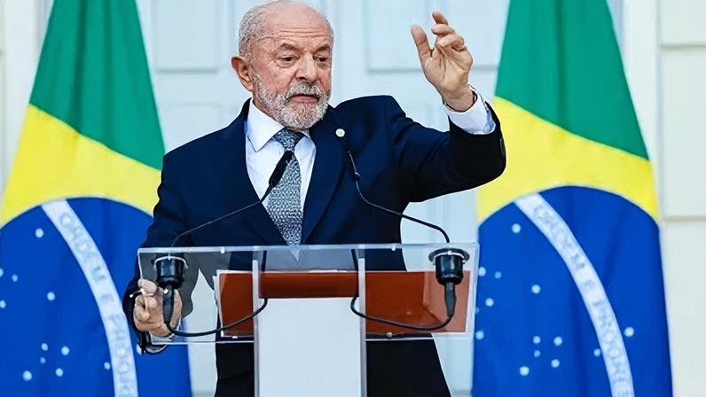 O presidente Luiz Inácio Lula da Silva (PT), à esquerda; o senador Flávio Bolsonaro (PL), à direita