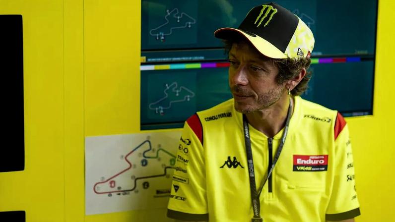 Rossi admite erro de Bezzecchi mas questiona gravidade da punição.
