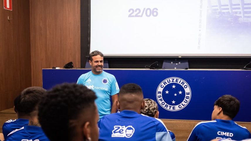 Artur Jorge na sala de imprensa da Toca da Raposa II (Foto: Gustavo Aleixo/Cruzeiro)