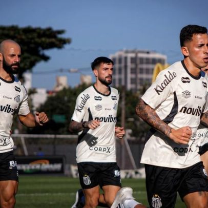 Santos treina sem quatro jogadores liberados para buscar novo clube