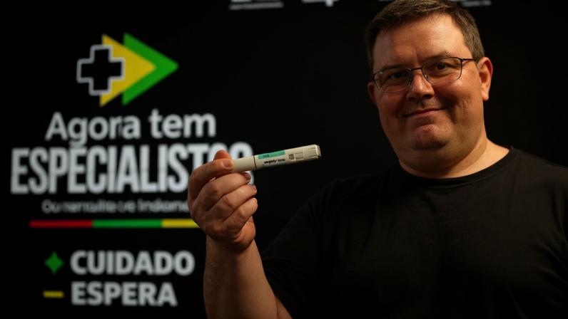 Guilherme Henrique Panichi, motorista de aplicativo de 39 anos, foi o primeiro paciente a receber caneta emagrecedora pelo SUS — Foto: Rafael Nascimento/MS