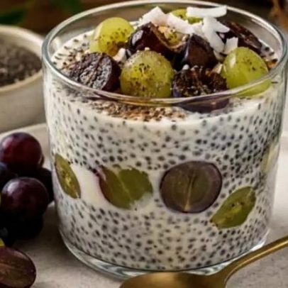 Pudim de chia com leite de coco e uvas destaca sabor saudável