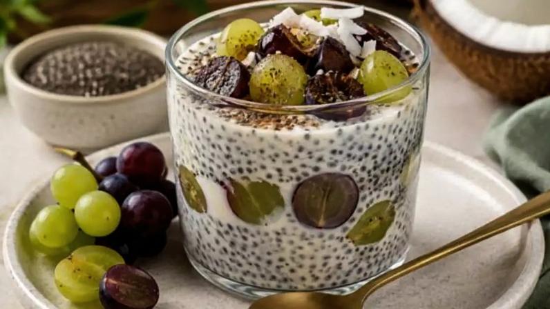 Pudim de chia com leite de coco e uvas.