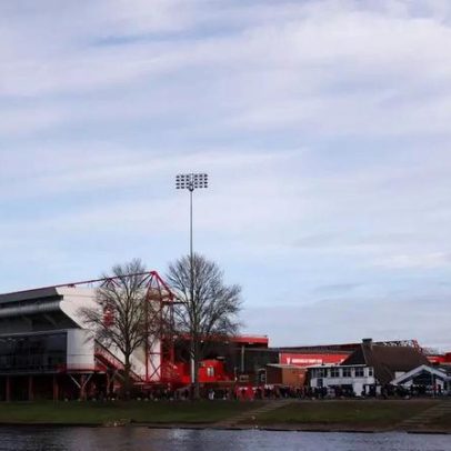 Clube da Premier League investe milhões para tirar brasileiro de rival