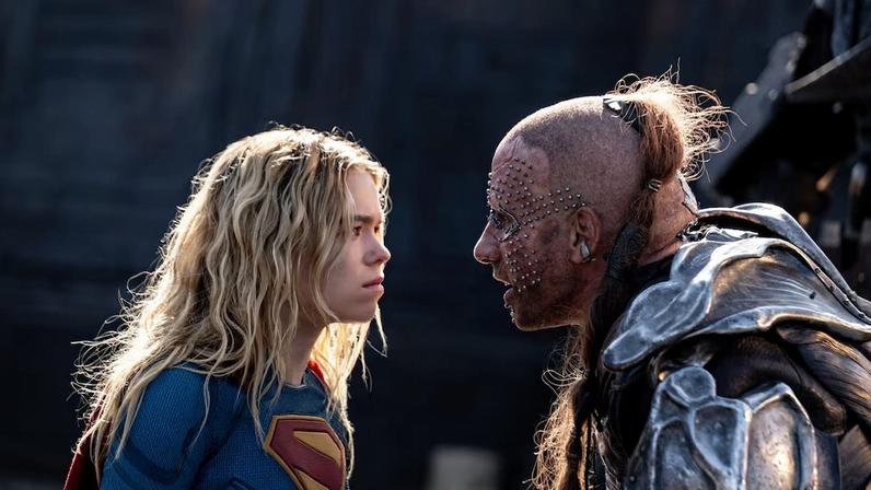 Milly Alcock e Matthias Schoenaerts em cena de 'Supergirl'