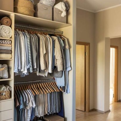 Guarda-roupa que estala à noite: possíveis causas