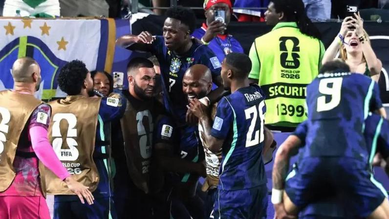 Jogadores comemoram vitória brasileira sobre o Haiti.