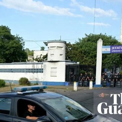 Policiais fora de serviço com segundo emprego morrem mais na Argentina em crise