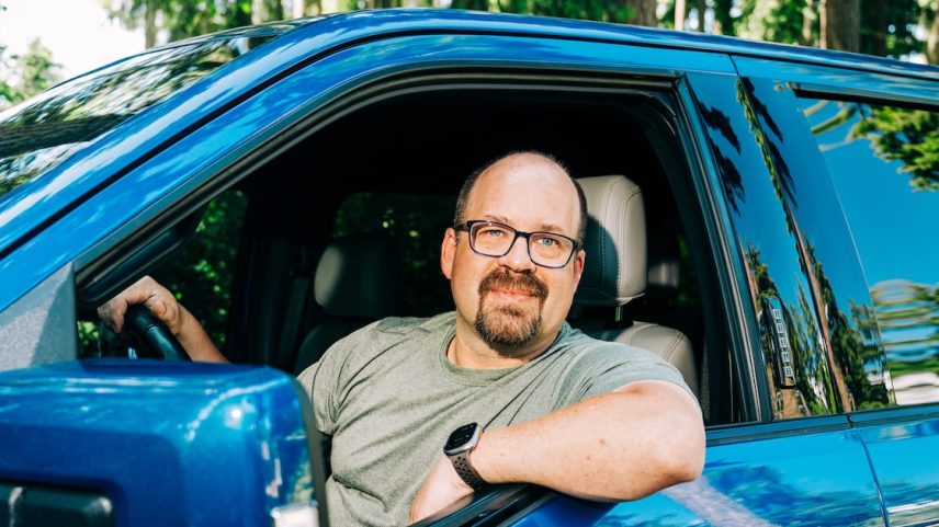 Eric Flickinger em sua Ford F-150 Lightning: modelo usado custou menos da metade de seu preço de tabela original.