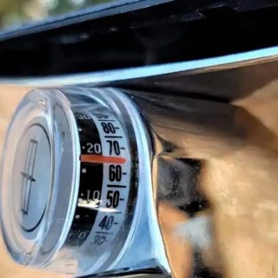 Termômetro no carro deixa de ser luxo com invenção no espelho retrovisor
