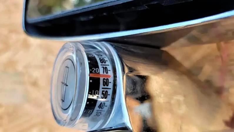 Termômetro no carro deixa de ser luxo com invenção no espelho retrovisor