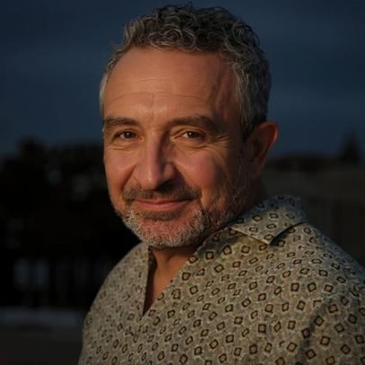 Eddie Marsan revela playlist honesta, com foco em funk e louvor