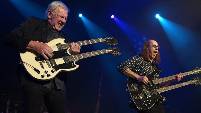 Alex Lifeson e Geddy Lee durante show do Rush em 2026