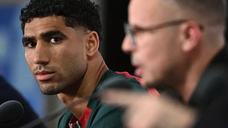 O lateral Acharaf Hakimi (à esq.) e o treinador Mohamed Ouahb elogiaram a seleção brasileira durante a entrevista coletiva realizada nesta sexta-feira, 12/06/2026.