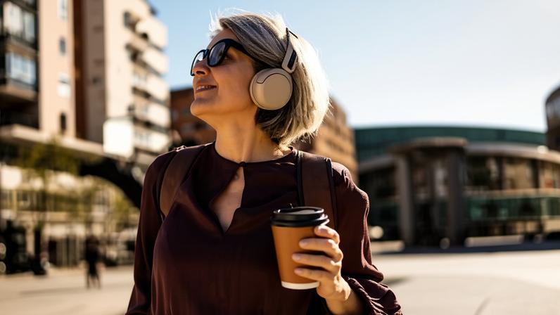 Cientistas trabalham em fones que bloqueiam ruídos e deixam ouvir quem você ama