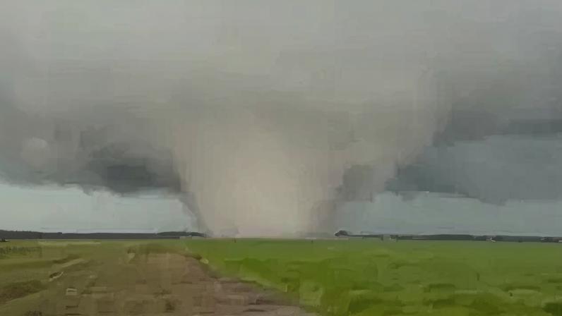 Caçador de tempestades retira homem dos escombros após tornados nos EUA