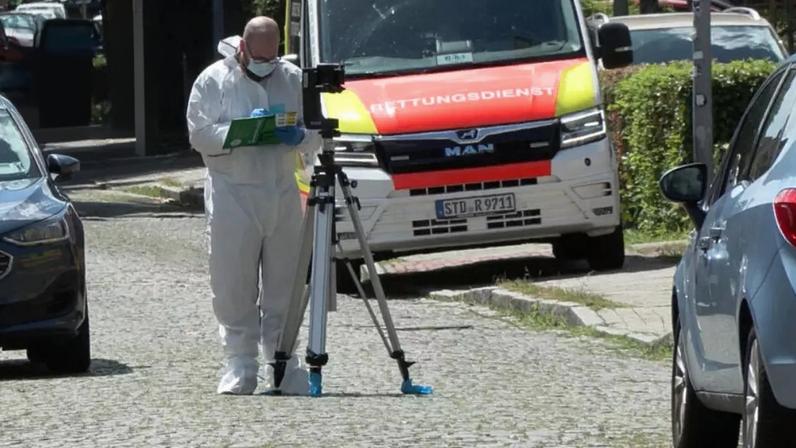 Peritos e equipes de emergência atuam após tiroteio que deixou cinco mortos em Stade, no norte da Alemanha, nesta segunda (29).