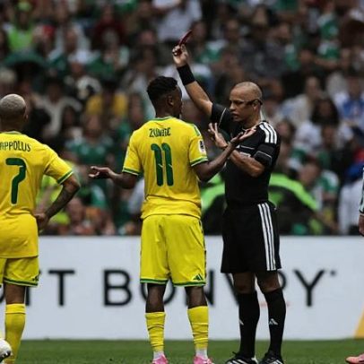 Jogador sul-africano é suspenso por três jogos; técnico ironiza VAR com Messi