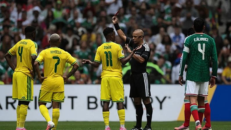 Themba Zwane durante o jogo entre África do Sul e México –