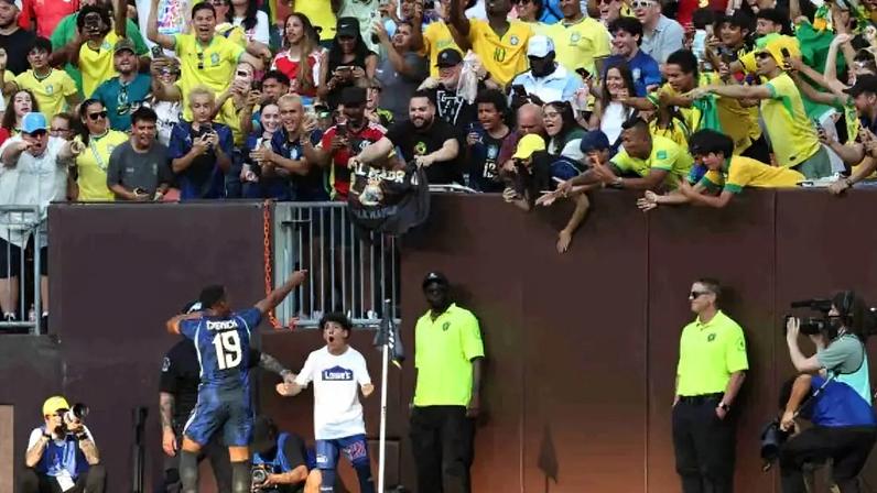 Endrick comemora gol pela Seleção –