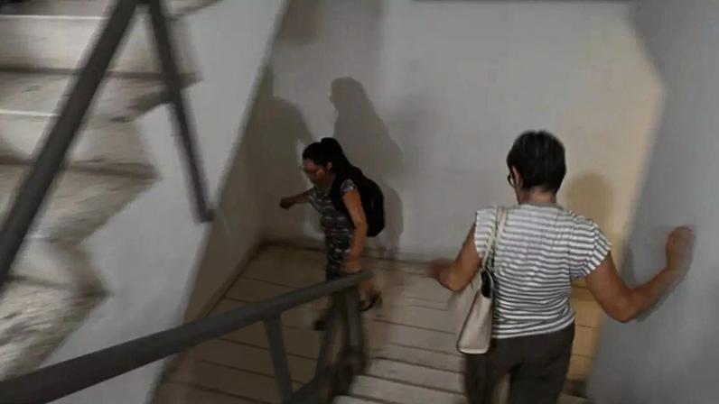 Trabalhadores descem escadas às pressas em prédio de escritórios em Havana, após tremor sentido na capital cubana em 8 de junho de 2026.