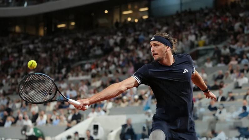 Jakub Mensik enfrenta Zverev nas semis de Roland Garros 2026