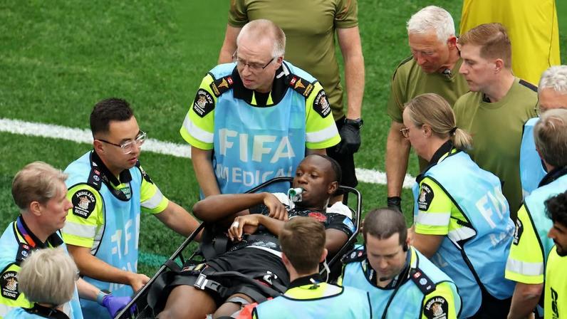 Jogador do Canadá fraturou a perna durante a partida contra o Catar