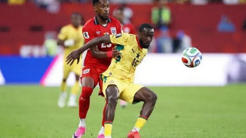 Opoku (18), de Gana, disputa a bola com Cordoba, do Panamá. Africanos reclamaram de pênalti –