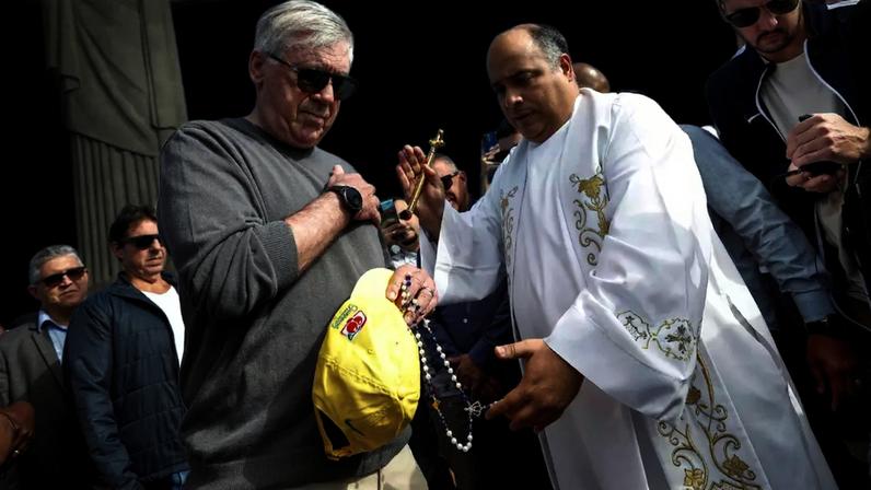Pouca gente sabe, mas Carlo Ancelotti, técnico da Seleção Brasileira, tem um hábito religioso curioso envolvendo lesões de jogadores como Neymar.