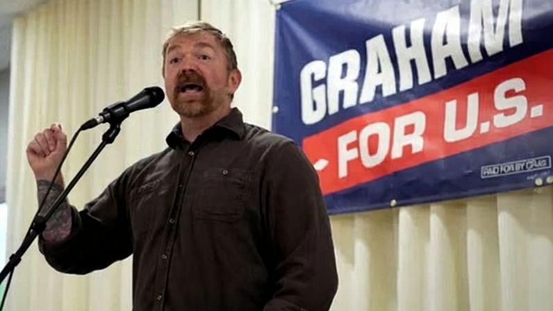Graham Platner vence primária democrata no Maine após contornar escândalos
