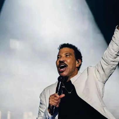 Lionel Richie interrompe show em Minnesota após passar mal no palco