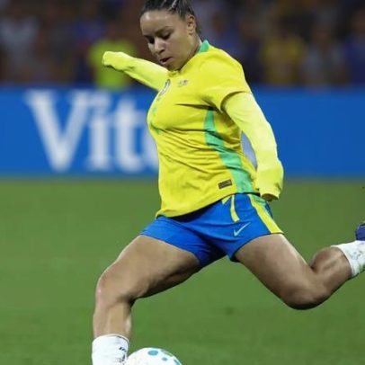 Atleta da seleção deixa o campo após suspeita de lesão grave