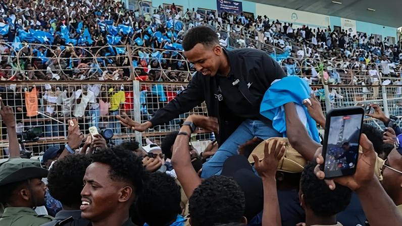 Omar Artan, the World Cup referee barred from entering the US, is given a hero’s welcome on his return to Somalia.