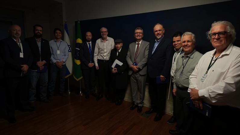 Líderes evangélicos se reúnem com o cônsul-geral de Israel, Rafael Erdreich. (Foto cortesia: Patrick Lambert)
