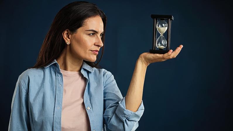 Entre as múltiplas formas de angústia relacionadas ao tempo, aquilo a que chamamos de “cronofobia”, tem entre uma de suas manifestações mais frequentes e estudadas a ansiedade em relação ao envelhecimento. Studio Romantic/Shutterstock
