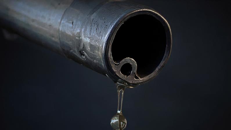 Um pequeno furo na mangueira de gasolina tem evitado derramamentos de combustível há décadas, sem a necessidade de componentes eletrônicos.
