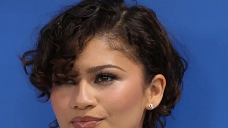 Cabelo Zendaya: o bixie com ondas marcadas.