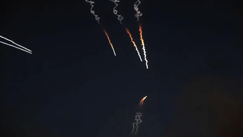 Imagem mostra o lançamento de mísseis iranianos na região do Golfo. Segundo a Guarda Revolucionária do Irã, os ataques tiveram como alvo uma base americana na Jordânia e outros 21 pontos no Golfo Pérsico, em retaliação às ações dos Estados Unidos no Estreito de Ormuz. A imagem, divulgada em 10 de junho de 2026, foi extraída de um vídeo.