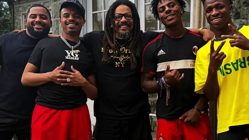 Encontro reuniu familiares do atacante brasileiro e os netos do ícone do reggae Bob Marley –