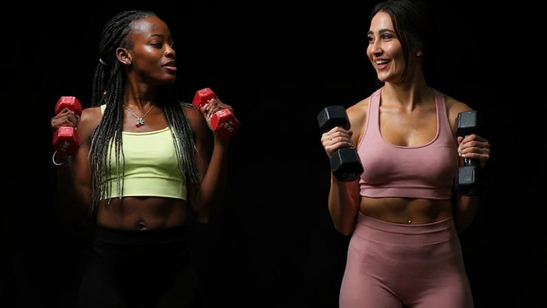 Duas mulheres fazendo exercício de musculação com pesos
