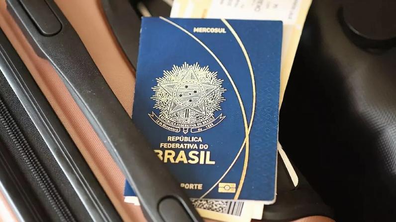 Passaporte Em Cima Da Mala