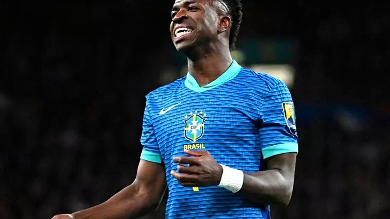 Cortes de cabelos de jogadores de futebol inspiram homens no mundo todo