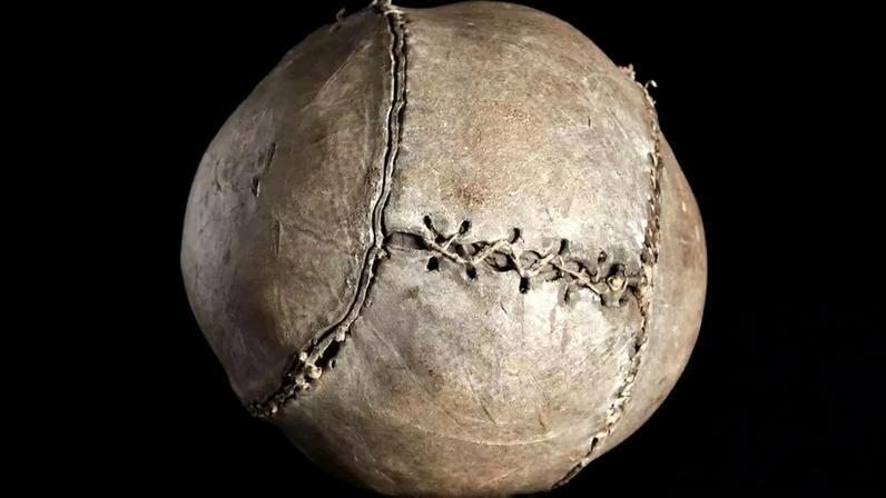 A bola de futebol foi encontrada no Castelo de Stirling durante obras de restauração realizadas na década de 1970
