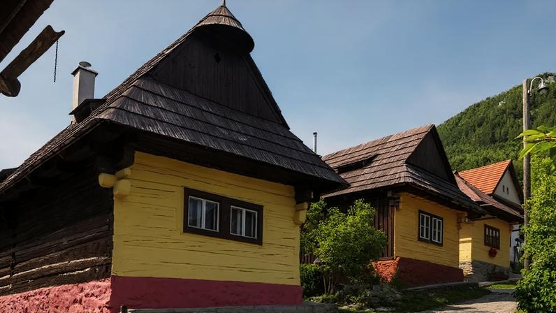 Situada nas montanhas da Eslováquia central, a pequena vila de Vlkolínec é um vilarejo medieval pitoresco