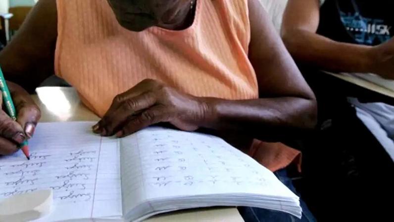 Moradores da favela de Heliópolis, em São Paulo: maior parte dos analfabetos do País tem mais de 60 anos e é negra, segundo o IBGE.