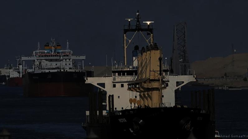 O Canal de Suez, construído pelo Egito, tem permissão para cobrar pelo trânsito devido ao custo de construção